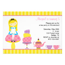 Alice dans des invitations de thé du pays des merv