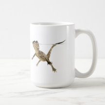 Alligator de natation sur la tasse blanche d'arriè