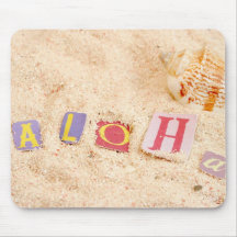 Aloha sur une plage sablonneuse avec des coquillag tapis de souris