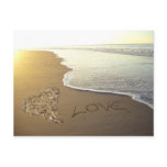 Amour sur le rivage de plage sablonneuse
