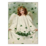 Ange avec la carte du jour de St Patrick de trèfle