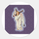 Ange avec une croix avec un halo rougeoyant autocollant rond