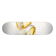 Anneaux de mariage d'or sur l'arrière - plan blanc skateboard customisable