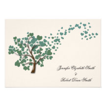 Arbre vert de coeur sur le mariage en ivoire carton d'invitation