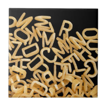 arrière - plan de pâtes d'alphabet carreaux