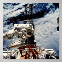Astronaute travaillant au télescope spatial de Hub Posters