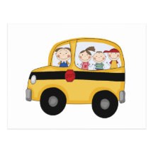 Autobus scolaire avec le T-shirts et les cadeaux d Carte Postale