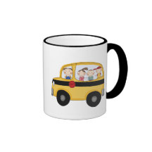 Autobus scolaire avec le T-shirts et les cadeaux d Tasse À Café