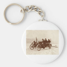 Automobile vintage dans la neige porte-clef