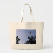 Ballons à air chauds par les arbres sac