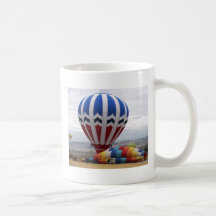 Ballons à air sur la tasse de café