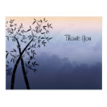 Bambou sur les cieux nuageux rose et bleu carte postale