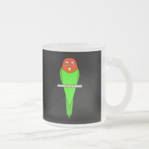 Bande dessinée de perruche. Oiseau sur une perche Tasse
