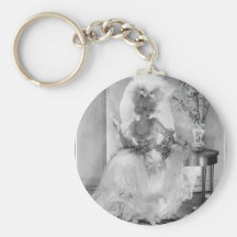 Baronne dans la robe de mariage porte-clé