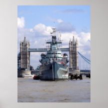 Bateau de guerre chez la Tamise Posters