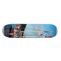 Bateau rouge, blanc et bleu à la planche à roulett