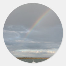Bateau sur l'eau avec l'arc-en-ciel adhésifs ronds