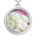 beau collier de roses blancs