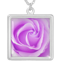 Beau collier violet de pendant de rose de pourpre
