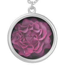Beau et élégant collier de rose de pourpre