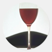 Beau verre rempli de vin rouge adhésif
