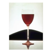 Beau verre rempli de vin rouge faire-parts