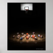 Beaucoup de basket-balls se reposant sur le planch