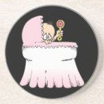 bébé dans le rose de berceau dessous de verres