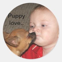 Bébé mignon avec l'autocollant de chiot