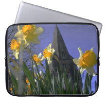 belle vieille église avec des jonquilles dans le p housse pour  ordinateur portable