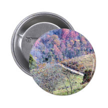 Belle voie sur les montagnes complètement de l'ora badge avec épingle