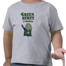 Béret vert dans la formation t-shirt