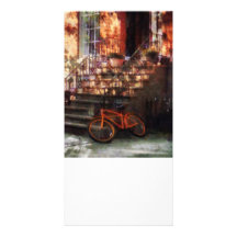 Bicyclette orange par la maison de grès carte avec photo