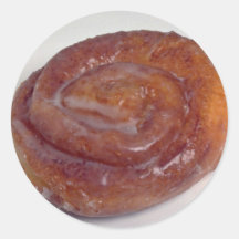 Biscuit délicieux de petit pain de cannelle autocollants ronds