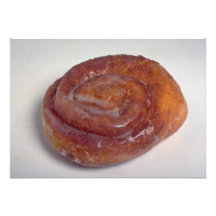 Biscuit délicieux de petit pain de cannelle faire-part