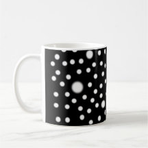Blanc de point de polka dans la tasse noire