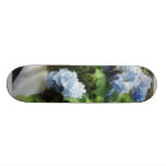 Blauwe Hydrangea hortensia op Witte Omheining Skateboard
