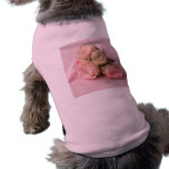 bleke rozen op het roze mouwloos onderhemd van het honden outfit