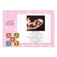 Blocs de lettre sur le faire-part rose de bébé de 