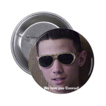 bon un plan rapproché, nous vous aimons Conrad ! Badge