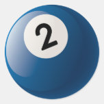 BOULE DE BILLARDS DU NUMÉRO DEUX AUTOCOLLANT ROND