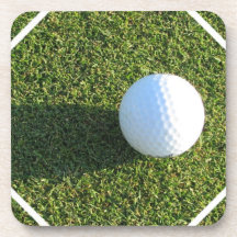 Boule de golf sur des caboteurs de liège de vert d sous-bock