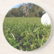 Boule de golf sur le caboteur de cours dessous de verres