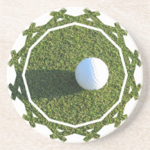 Boule de golf sur le caboteur vert dessous de verre