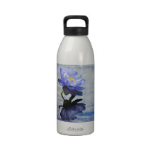 Bouteille d'eau bleue de nénuphar