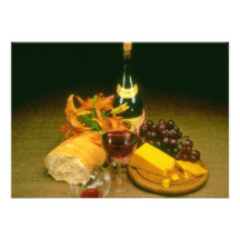 Bouteille rose de vin rouge, raisins, pain, fromag cartons d'invitation