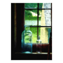 Bouteilles en verre sur le rebord de fenêtre faire-parts