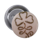Bouton de henné de shamrock badge