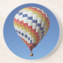 Caboteur chaud de ballon à air dessous de verres