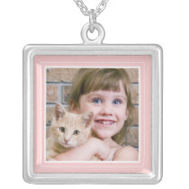 Cadre de portrait en collier carré assez rose colliers